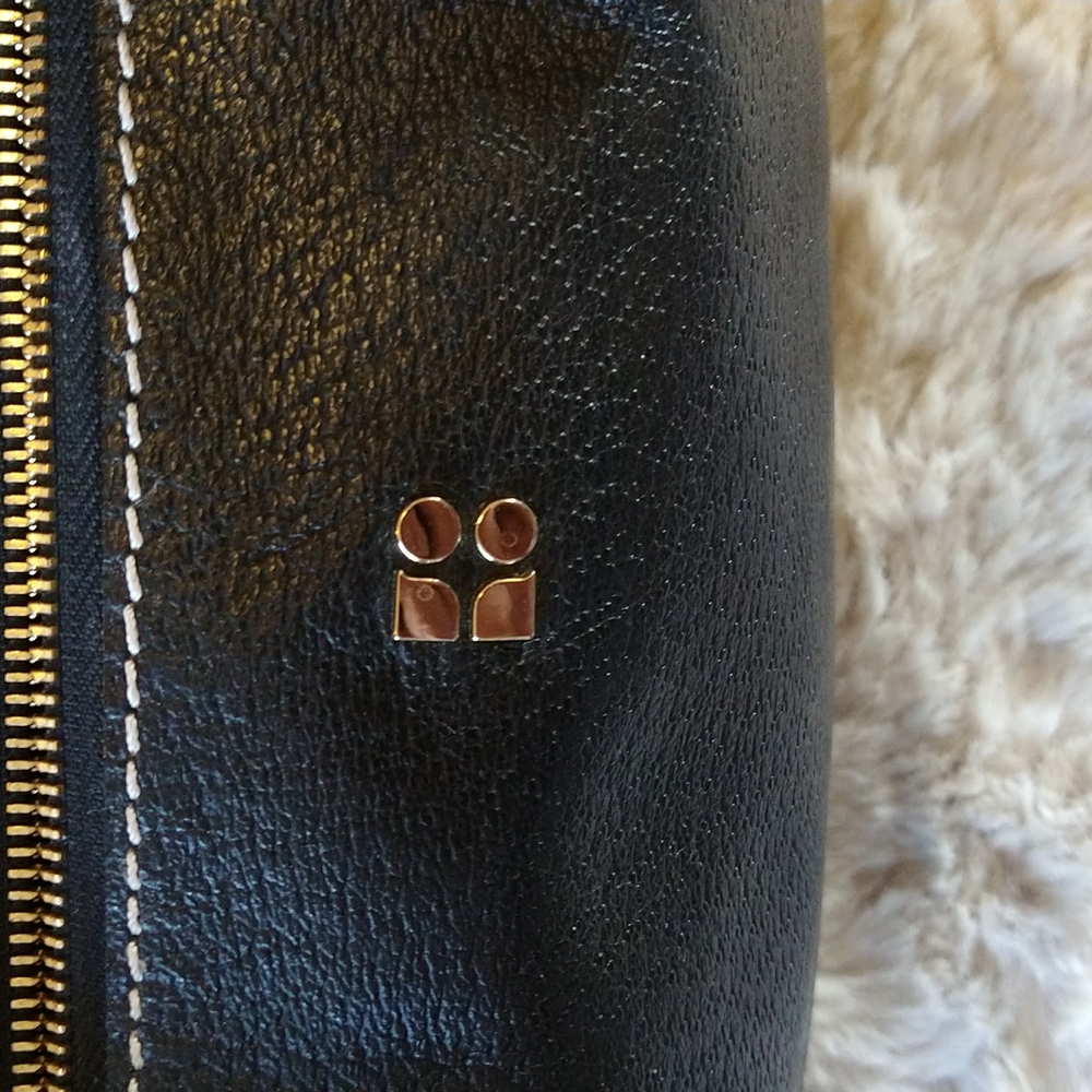 Black Leather Barrel Handbag with Wallet - Picture 2 of 13